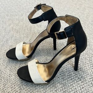 Like NEW!! Women’s Black Heels Size 9